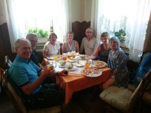 Kolesarji iz Wellsa na kosilu v Borovnici 1